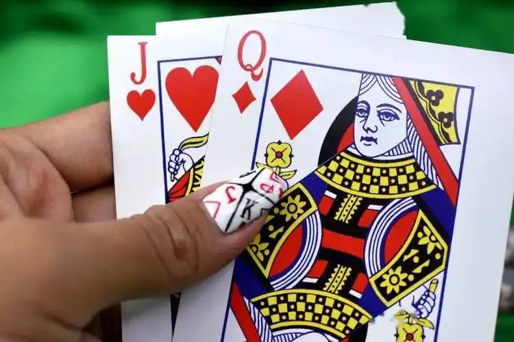 英语对我们的影响简直渗透到了生活的方方面面,连打个扑克牌,里面都有