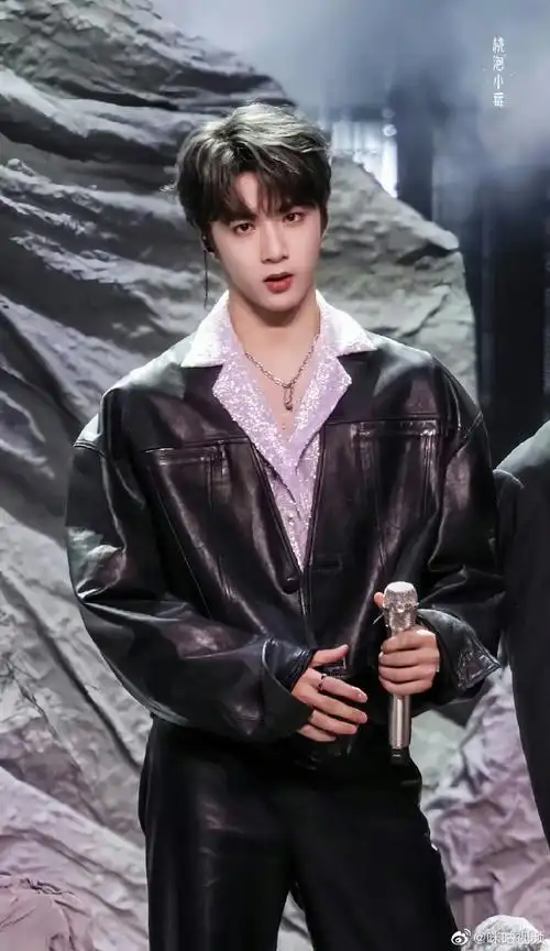 就更别提正脸了送上一些正面男模@时代少年团-刘耀文的帅照上@咪咕