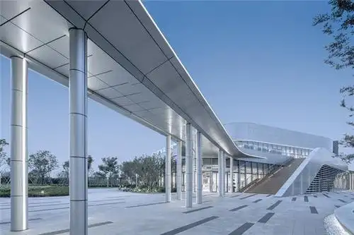 上汽技术中心过道铝单板雨棚铝单板遮阳棚银色简洁