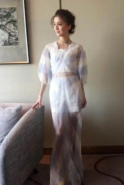 吴千语身穿一件条纹印花裙,透视的面料若隐若现,女人味十足!