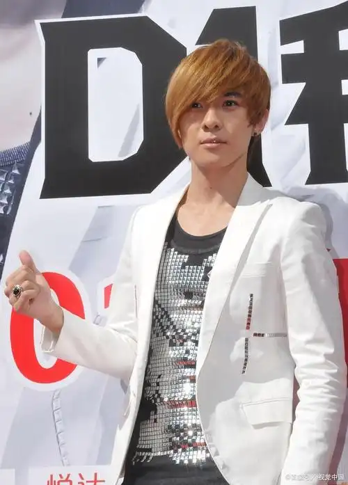 唐禹哲录制节目时,向小13岁的台美混血女友求婚,引发网友热议