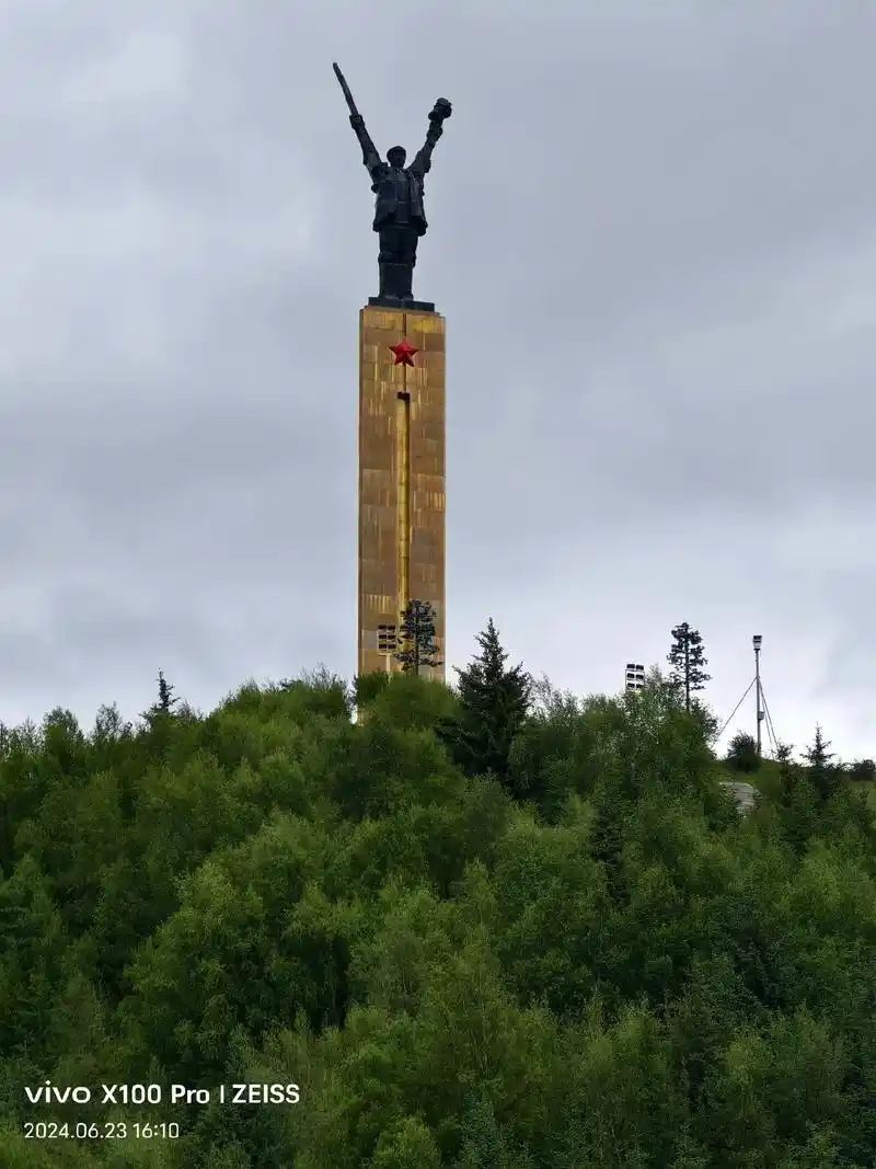 任雪山莽莽,任草地茫茫