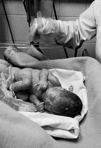 女婴脐带未剪被丢进垃圾桶 父母涉嫌遗弃罪