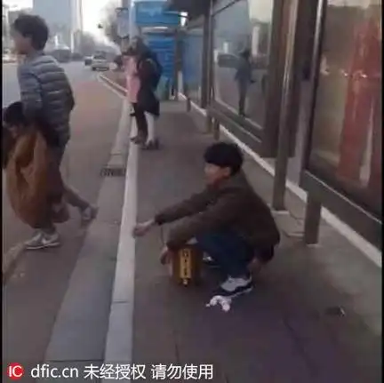 网曝男子公交站拉屎熏跑乘客 俩少女淡定等车_央广网