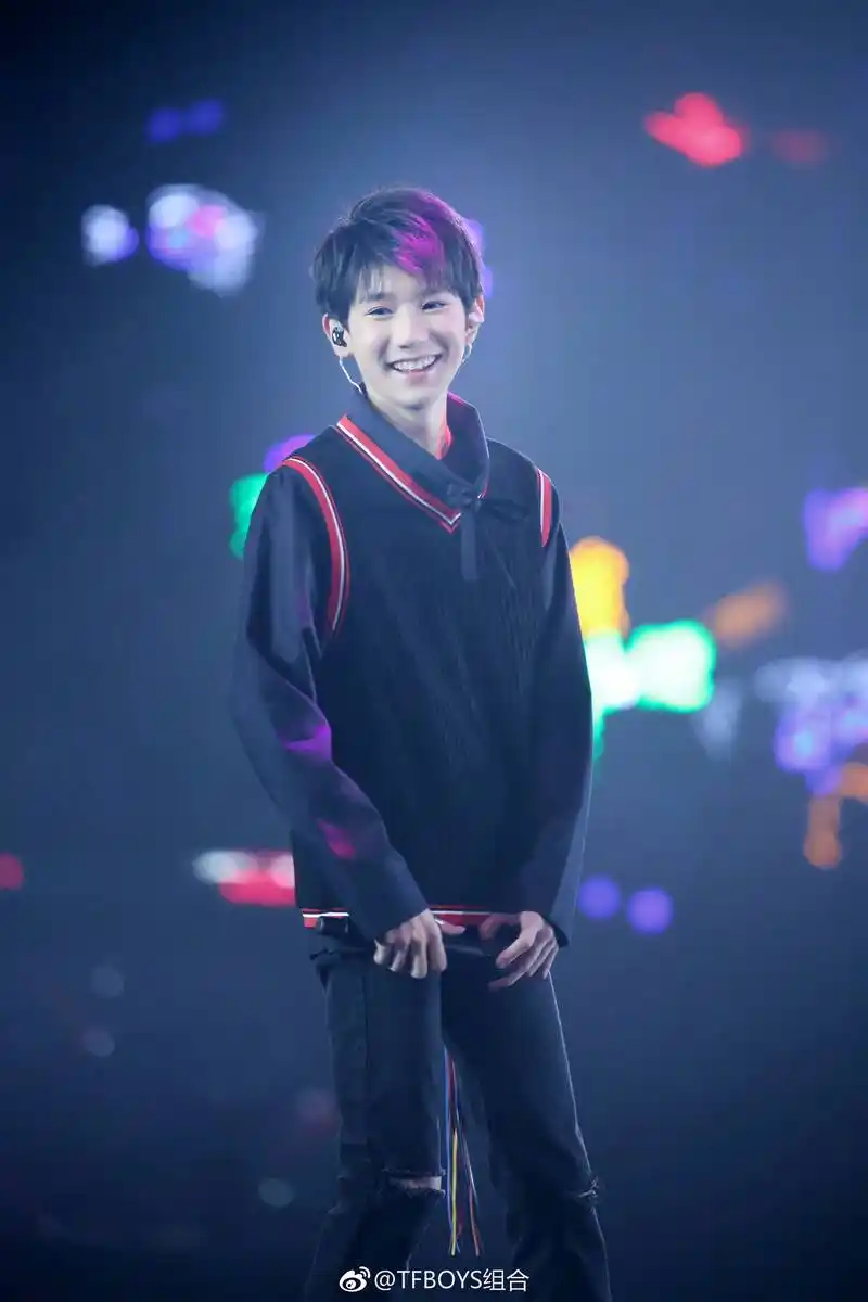 tfboys王源帅气舞台照,长相精致如画,细腰宽肩身材简直太完美!