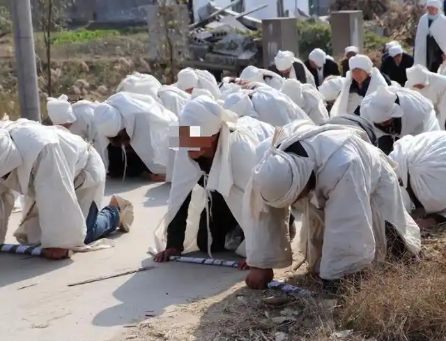 老人去世后,子女用手摸会感染病毒或让死人变厉鬼吗?