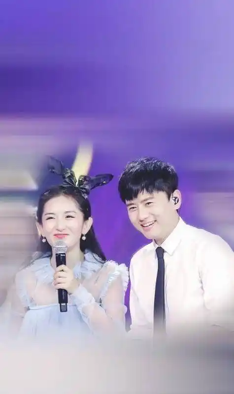 张杰谢娜结婚10周年,穿情侣装照片中谢娜腹部隆起,原来是三千金