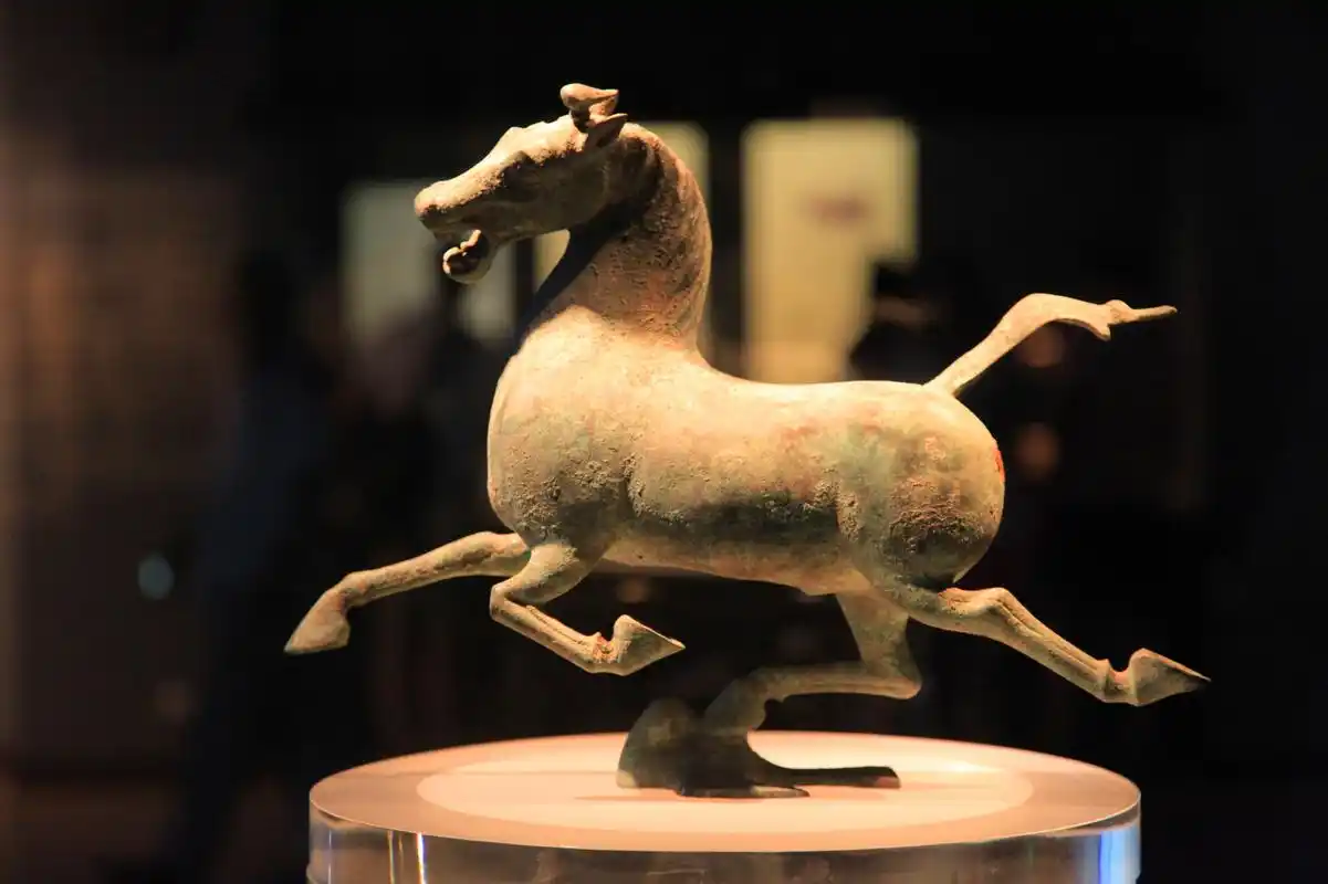 国宝"马踏飞燕"为啥从不见正面照?不是不想拍,而是太搞笑