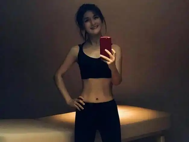 谢娜硬是高调秀身材!穿露脐装秀马甲线,则是能打造出性感美艳范