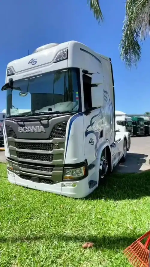 价值110万的斯堪尼亚牵引车,车头升起的瞬间,才知道钱花到位了-度小视