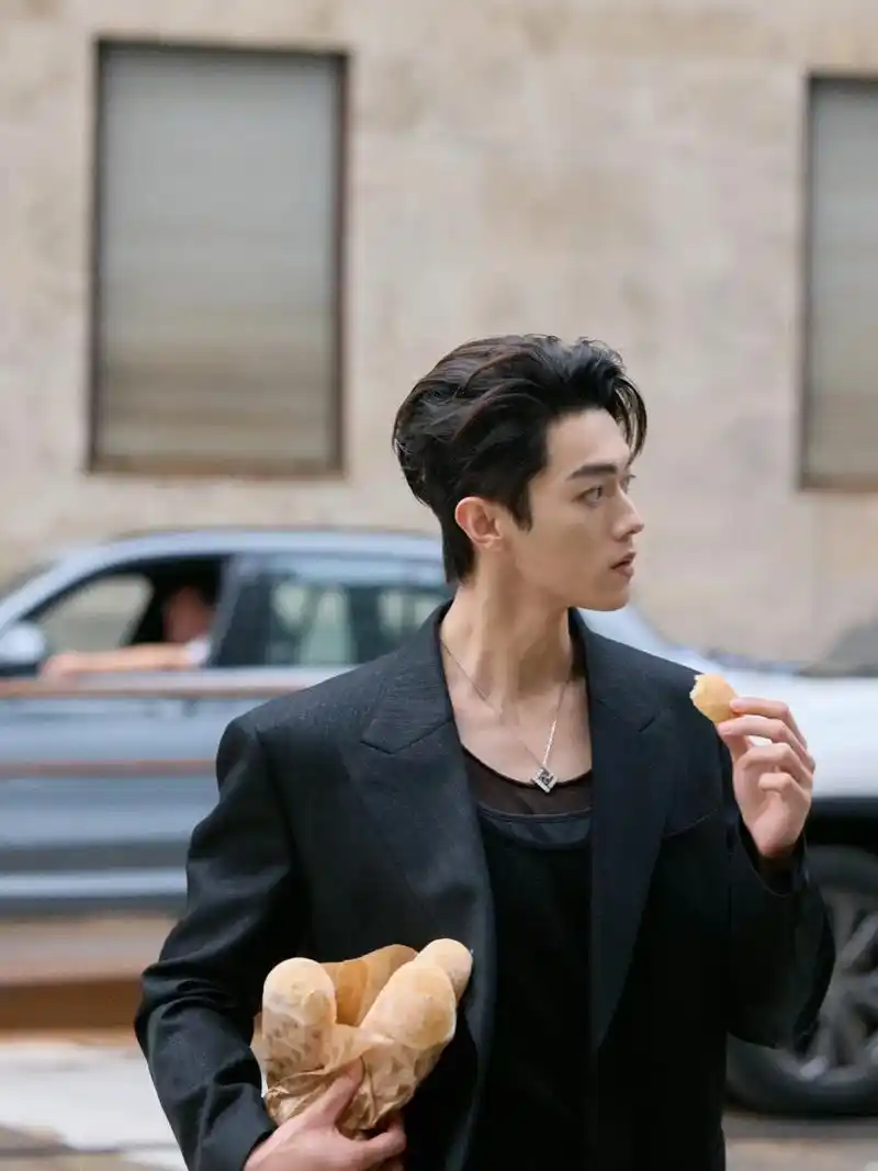 我拍的许凯91 米兰之旅.#许凯 #许凯soso #fend - 抖音