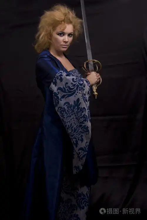 带剑的可怕女巫