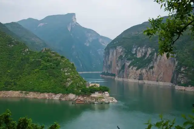 三峡 是万里长江一段山水壮丽的大峡谷,为中国十大风景名胜之一.