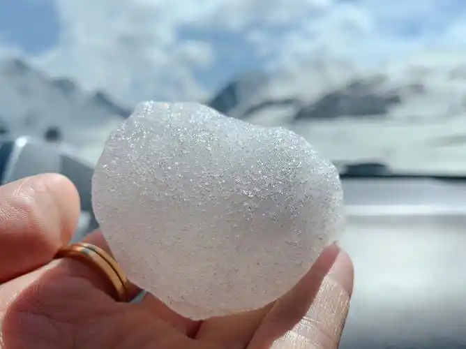 恰逢结婚周年纪念日,捡一个晶莹剔透的心形冰块作个留念吧.