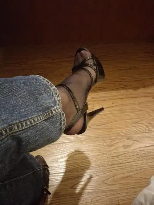 男生喜欢穿女式高跟鞋,而且是颜色鲜亮的细的超高跟,请问是什么心理