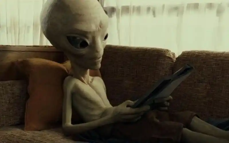 搞笑电影:外星人来到地球60年后,竟学会了抽烟喝酒,骂脏话_哔哩哔哩