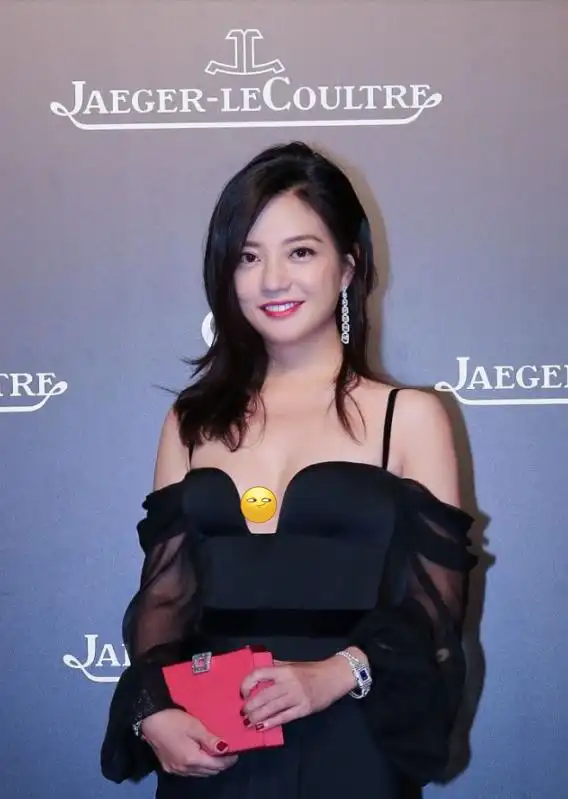 赵薇穿得这么大方的样子太少见,领子缺个口,更能显出好身材