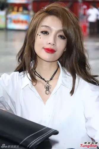 蔡淑臻衬衫透视秀美腿