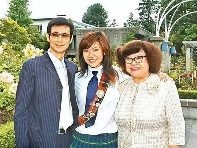 官晶华我最对不起的就是沈殿霞因为是我让她和郑少秋分手