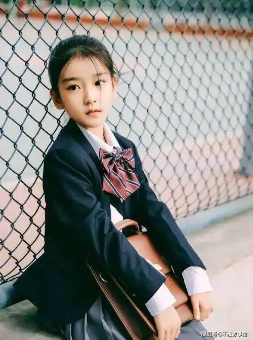 中国最漂亮小女孩,盘点10大童星出道的小鲜肉(颜值都超高的)_日记100