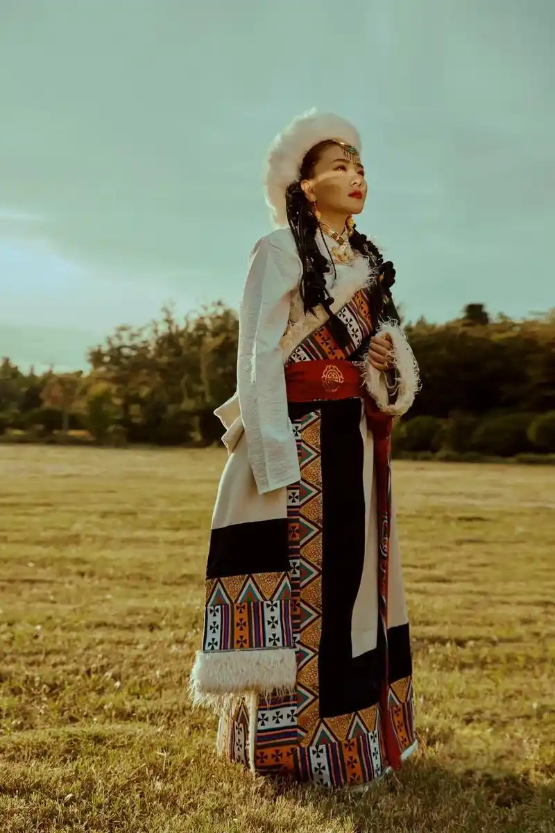 婚纱照风格推荐 #外景拍摄 #藏服写真 #少数民族风情 - 抖音