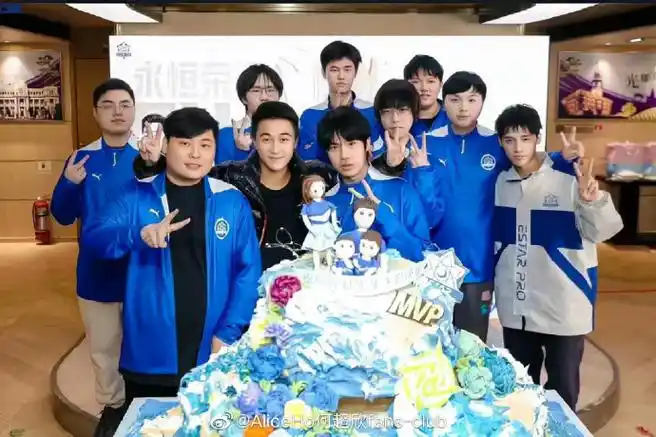 本来0-16的战队靠一路捡漏实力强的队员发展成现在的冠军战队estarpro