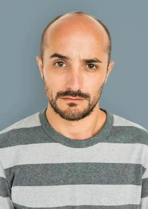 英俊的大胡子的男人