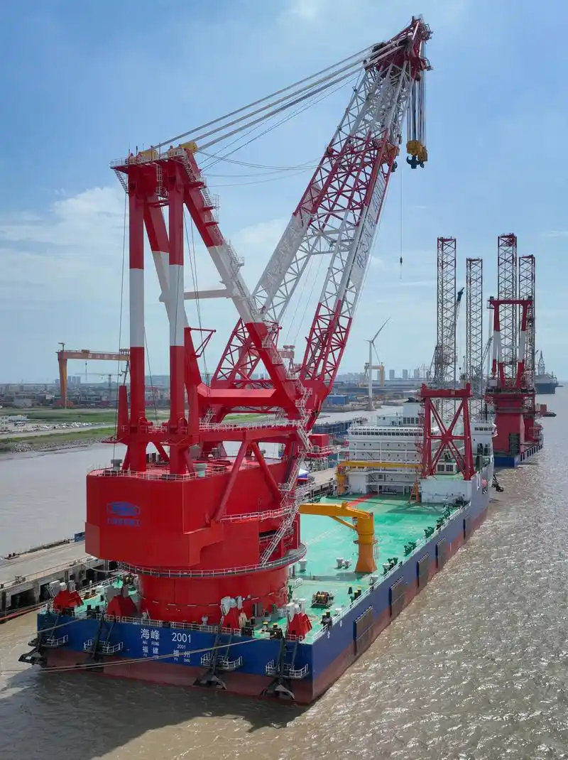 (社会)江苏启东:"海峰2001"4000吨全回转起重船交船
