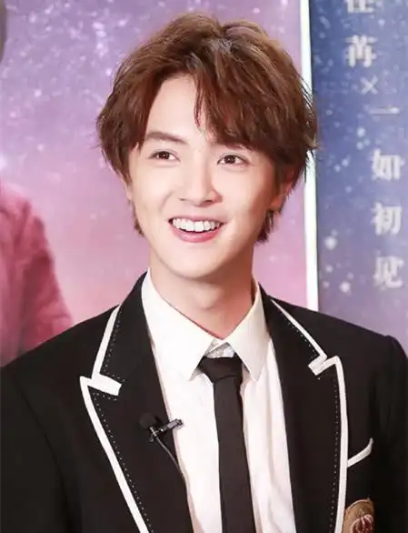 官鸿亮相活动牙齿这么不整齐也喜欢咧嘴笑没有偶像包袱