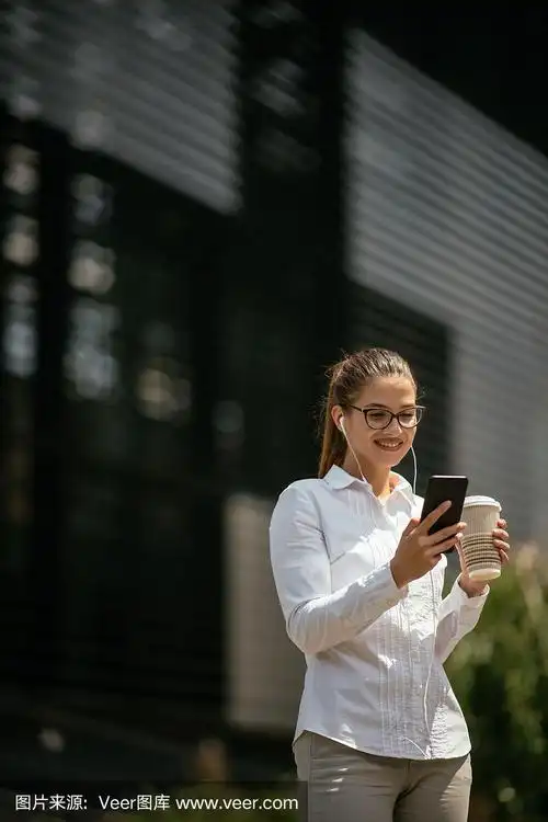 年轻的女商人在户外发短信