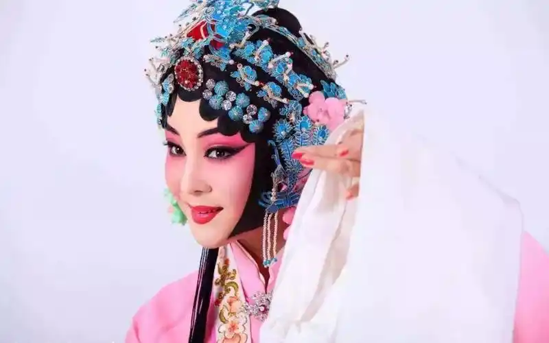 黄梅戏 黄梅戏起源于湖北黄梅,原名黄梅调,采茶戏等,现流布于安徽省