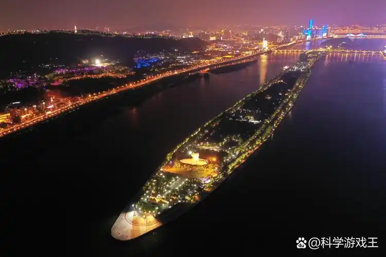 感受自然与艺术的交融 夜晚的长沙橘子洲,宛如一幅美丽的夜景画卷