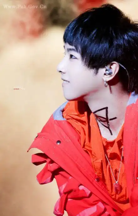 华晨宇浓妆艳抹打扮非主流