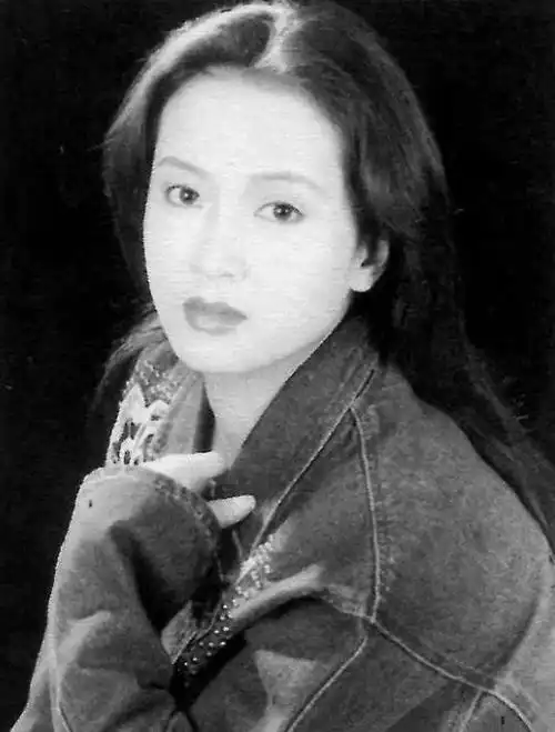 演员胡小庭:母亲瘫痪,父亲截肢,双亲逝世后,老公将她宠成公主