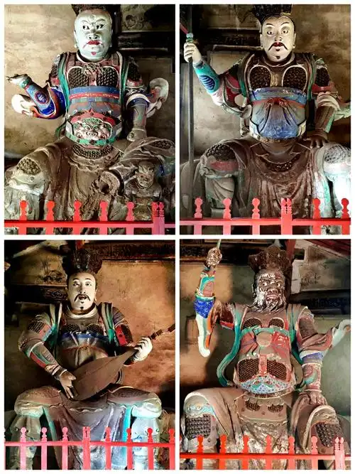 天王殿内两侧分列坐着四大天王,四大天王各执不同法器,老百姓附会为"