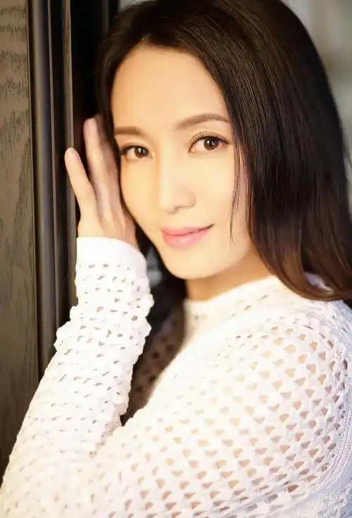 回顾演员胡小庭:母亲瘫痪父亲截肢,双亲离世后,丈夫将她宠成宝