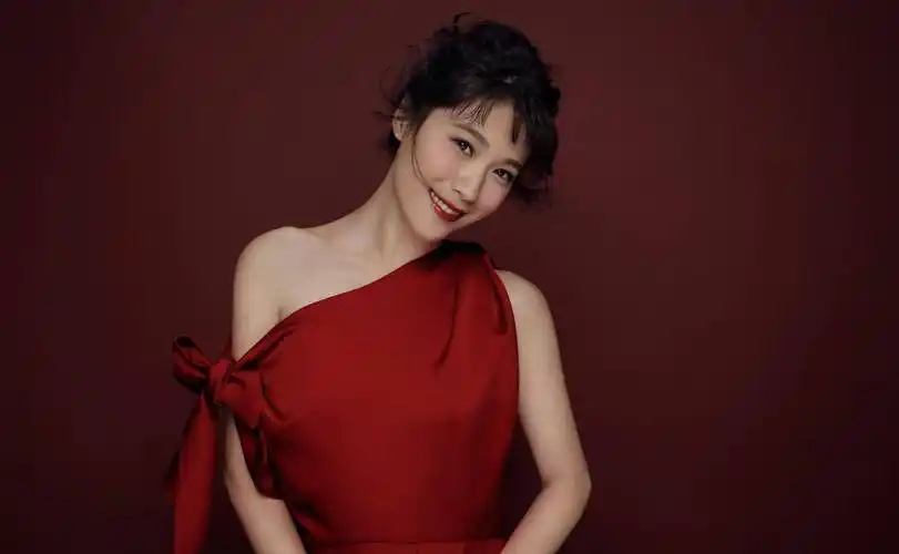 在北京卫视有这样一位女主持人,看似年纪轻轻的80后邻家女孩,其实是名