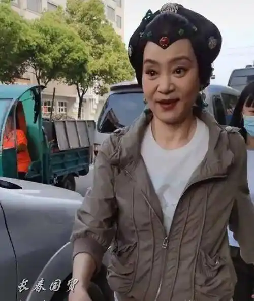 原创62岁琼女郎刘雪华近照曝光身材苗条眼角皱纹明显