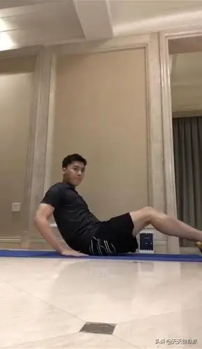 李易峰客厅卷腹挑战,变身运动达人,穿健身服顶着短发也太帅了!