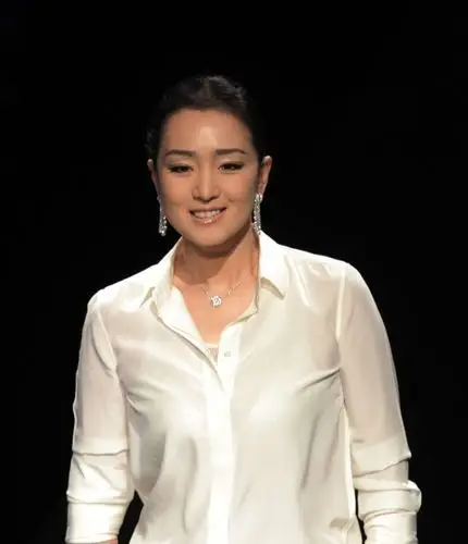 图一白衬衣都能穿出大气场的女神巩俐你们喜欢吗