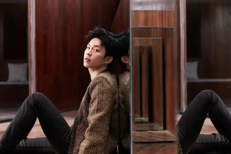 分享一组李鸿其图片给大家,图中的明星图片壁纸会点缀你的电脑桌面