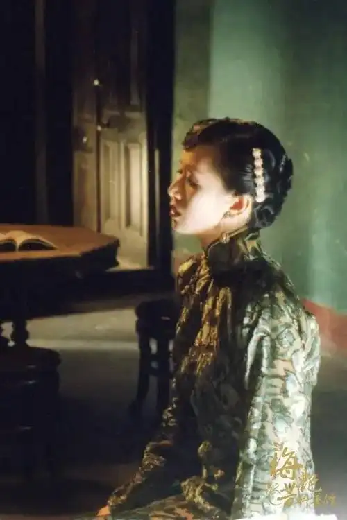 吴倩莲的五官很淡,气质倔倔的,一种知识分子的感觉.