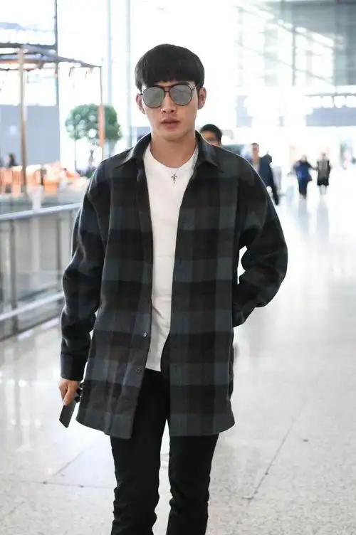 张彬彬的初春机场穿搭帅气十足大长腿让人羡慕