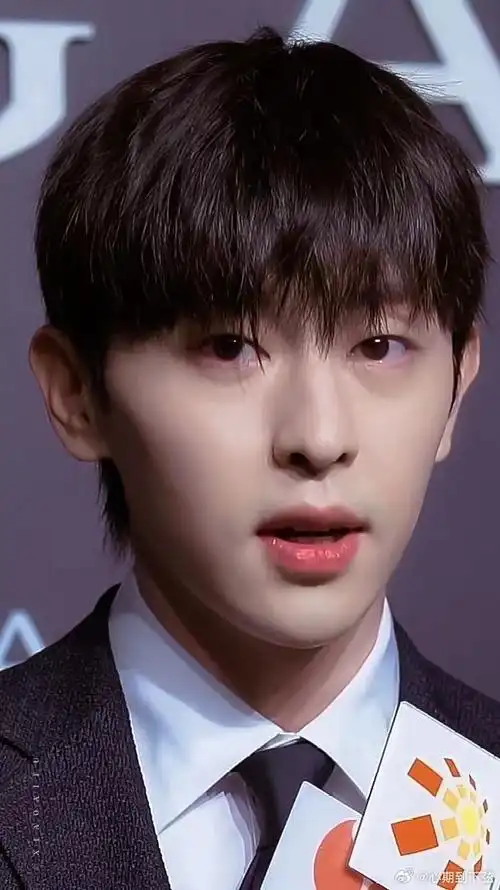 邓伦##邓伦粉丝##邓伦现状#古堡里 小狼尾  漂亮   贵气   感冒的小