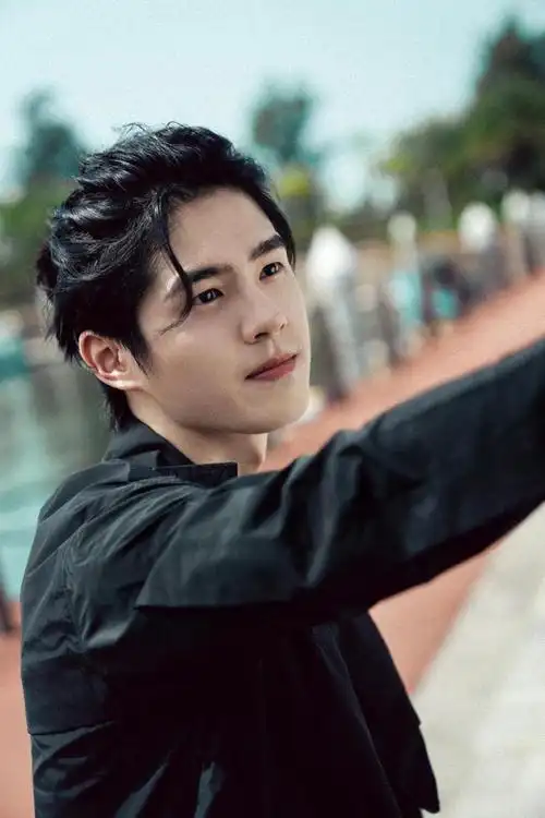 刘昊然25岁生日晒海边照阳光帅气邻家大男孩网友喊话周冬雨