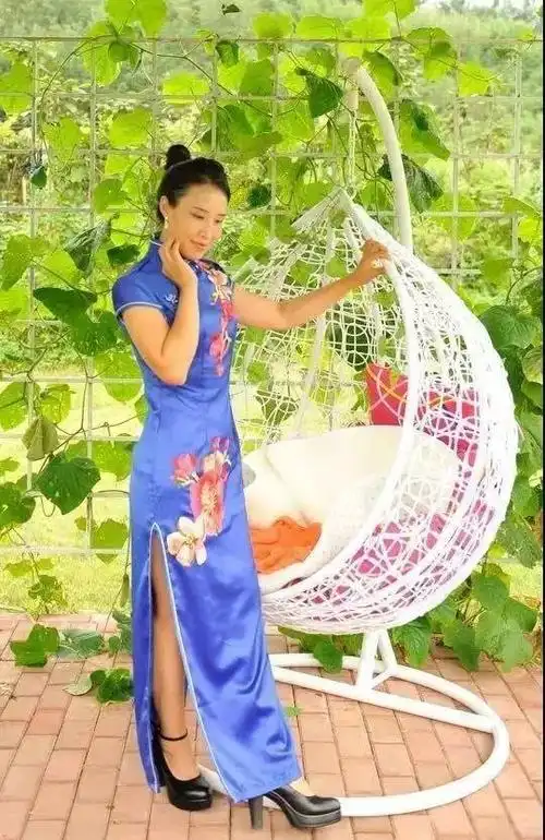 上得厅堂下得厨房——这是谁家媳妇草地旗袍美拍