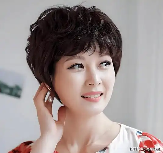 女人到了50岁,尽量避开4种"假洋气,真显老"发型,太影响气质