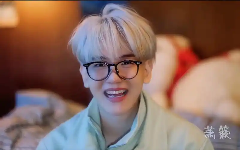 泡泡里的可爱撒娇小狗边伯贤,做完噩梦找我们的样子,太可爱啦啊啊啊啊