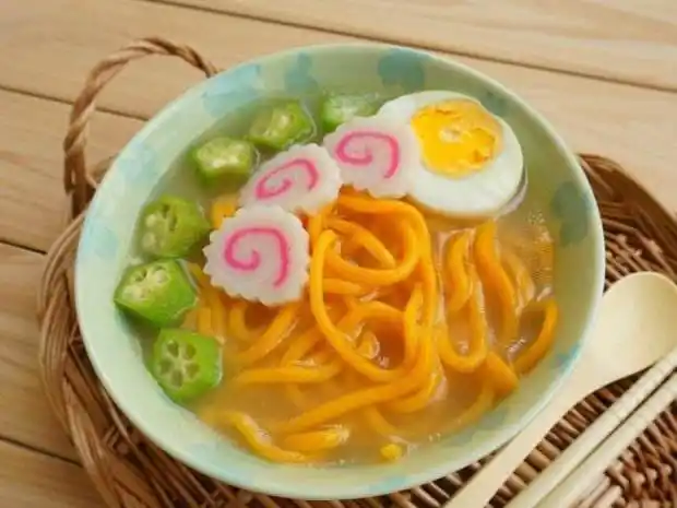 黄花搭配在面条上,也可以用来自制蝴蝶面,简直就是摆盘小助手