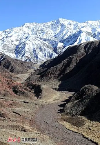 "夏雪"飘落阿克塞 金山湖映祁连山